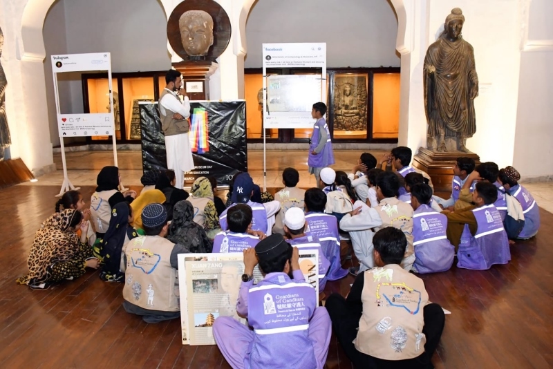 志愿者在博物館給孩子們開展互動講解?！瓣恿_守護人”供圖