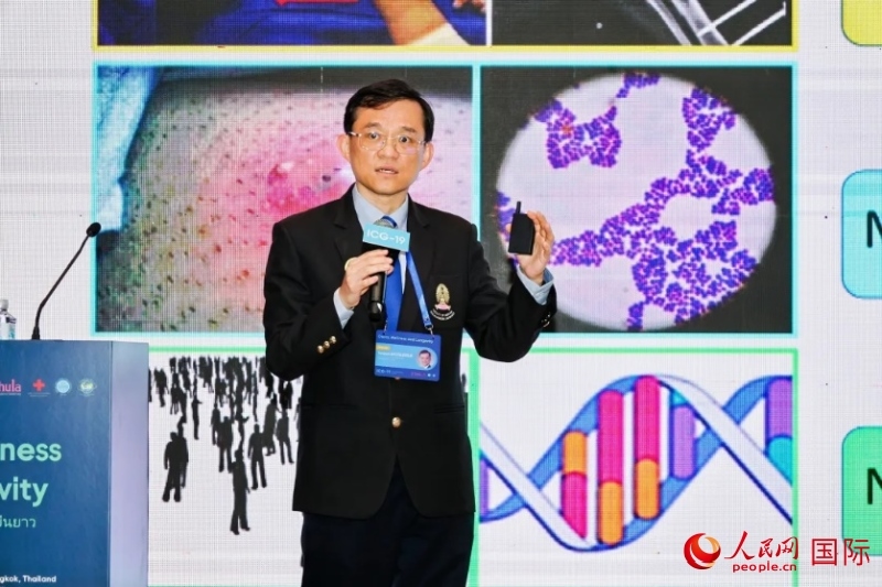 中國科學(xué)院院士、華大集團聯(lián)合創(chuàng)始人楊煥明發(fā)表主旨演講（人民網(wǎng)記者白元琪攝） 朱拉隆功大學(xué)醫(yī)學(xué)院副院長沃拉蘇克·肖特勒蘇克發(fā)表主旨演講（舉辦方供圖）