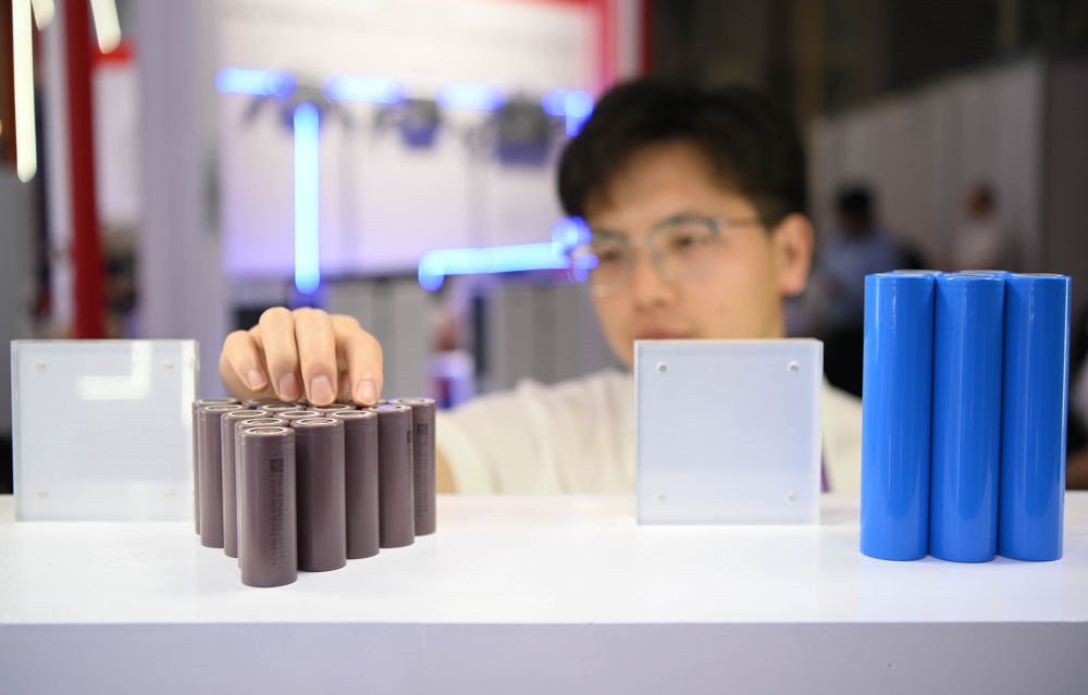 這是一家企業(yè)在第135屆廣交會(huì)上展出的鋰電池產(chǎn)品（2024年4月15日攝）。新華社記者 鄧華 攝