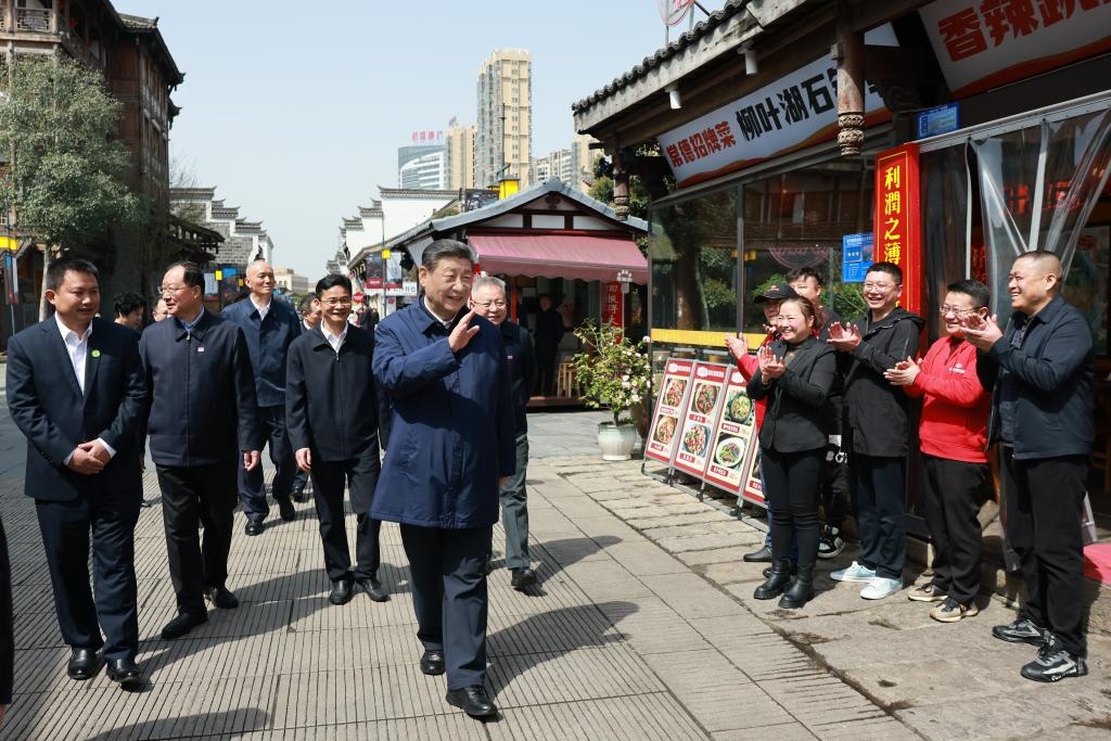 2024年3月19日上午，習近平總書記在湖南常德河街考察時，同店主和游客親切交流。新華社記者 王曄 攝