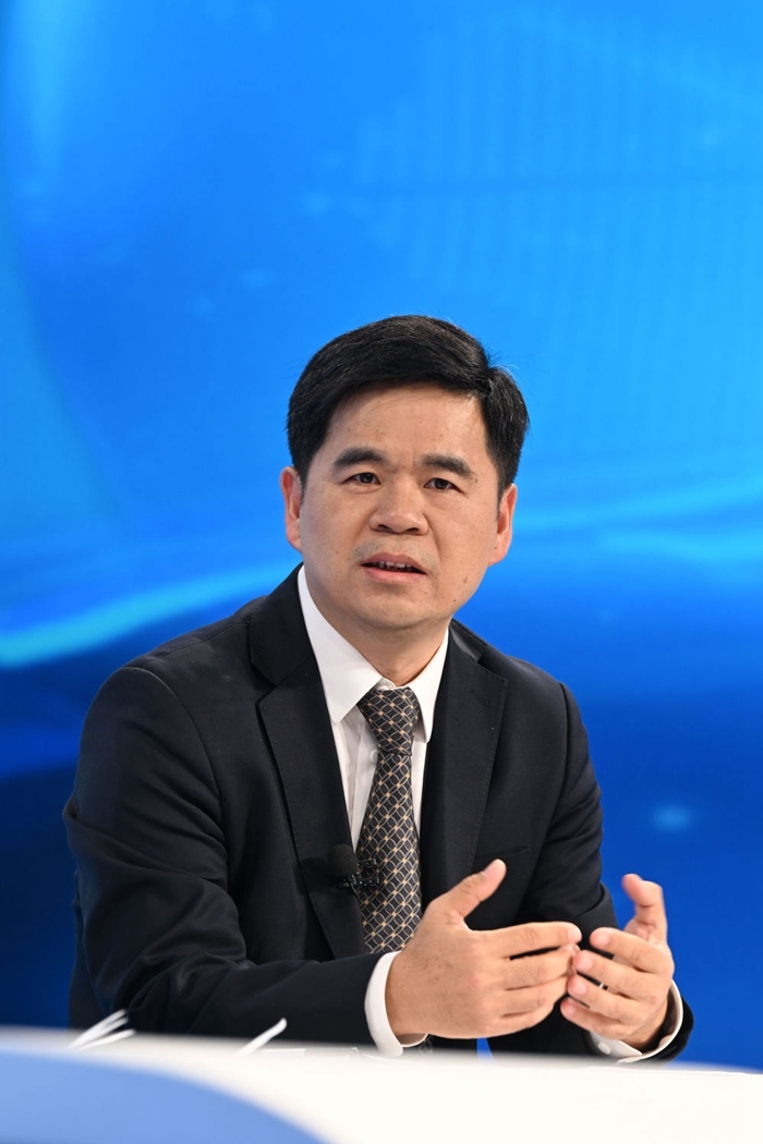 工業(yè)和信息化部運(yùn)行監(jiān)測(cè)協(xié)調(diào)局副局長(zhǎng)何海林在“中國(guó)經(jīng)濟(jì)圓桌會(huì)”錄制現(xiàn)場(chǎng)交流發(fā)言。新華社記者 金良快 攝
