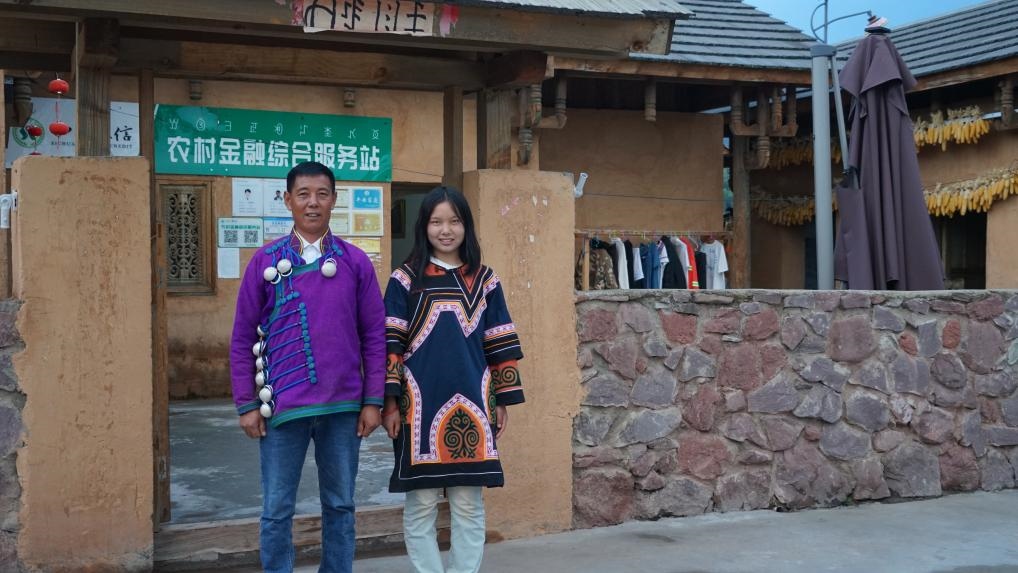 吉好有果和父親吉好也求在三河村新家合影。新華社記者 尹恒 攝