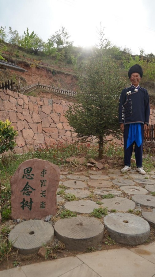 吉地爾子站在“思念樹”前。新華社記者 尹恒 攝