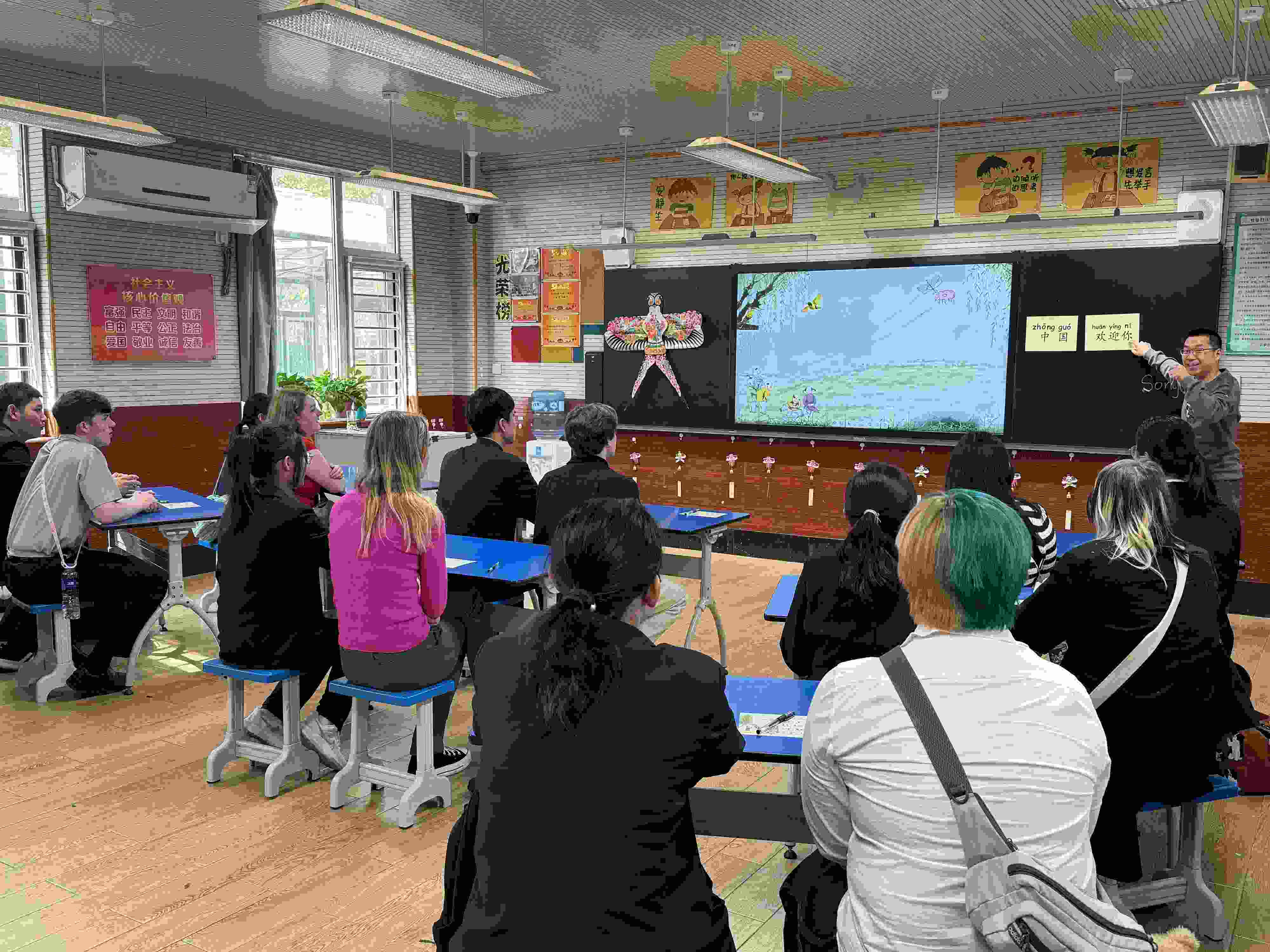 2024年4月20日，美國艾奧瓦州馬斯卡廷高中“友誼傳承”研學(xué)團(tuán)來到石家莊外國語學(xué)校，中美學(xué)生同上一節(jié)中文課。