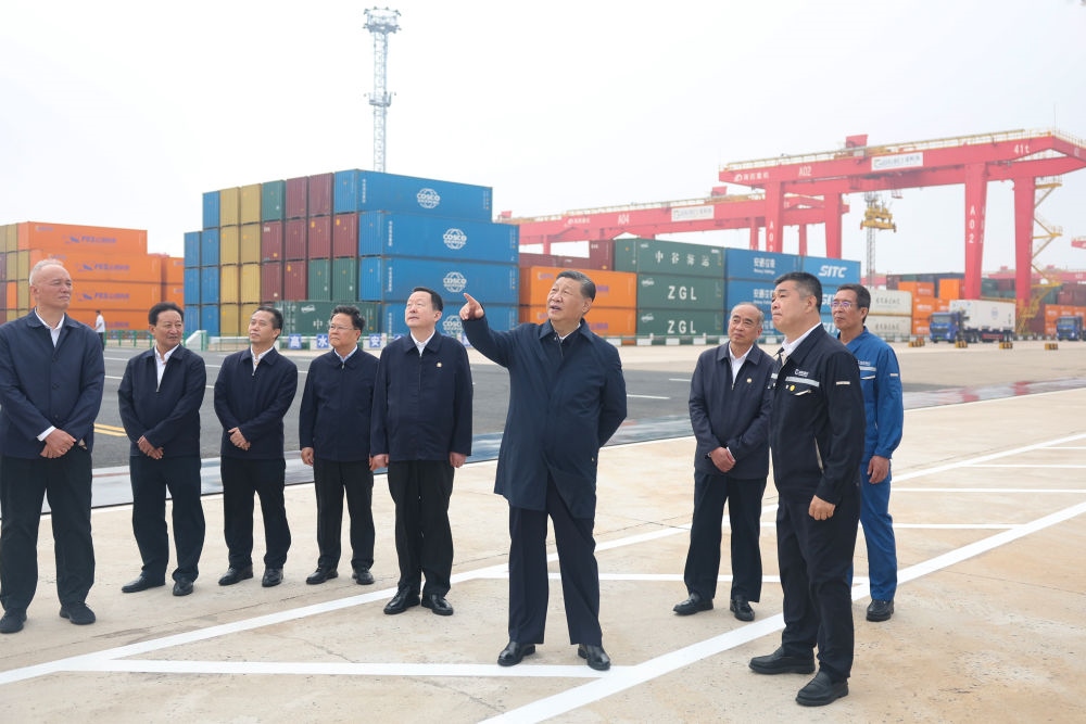 5月22日下午，習(xí)近平總書記在山東省日照市考察調(diào)研。他來到日照港，了解當(dāng)?shù)赝七M(jìn)港口智慧化綠色化建設(shè)、擴(kuò)大對(duì)外開放等情況。