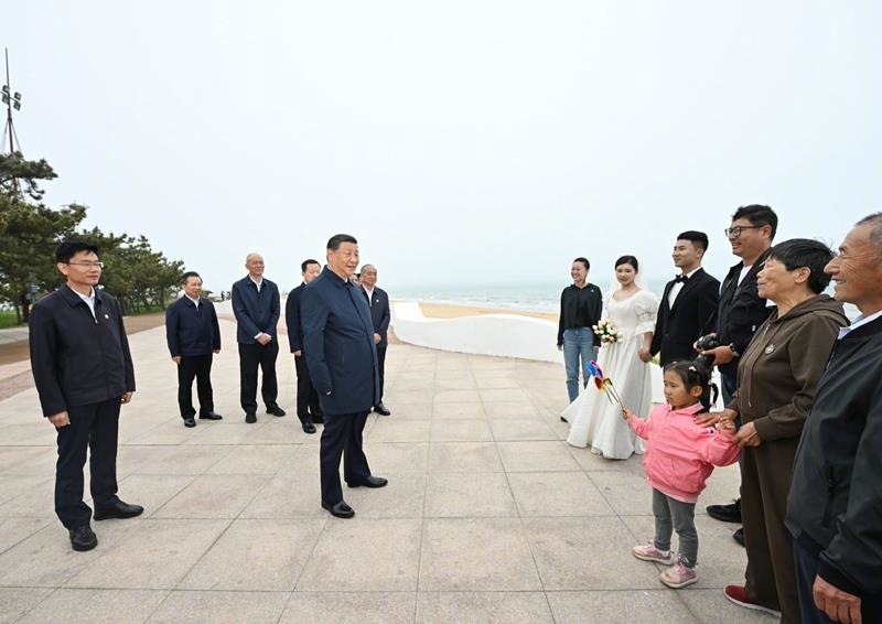 5月22日，在山東日照考察調(diào)研的習(xí)近平總書記來到陽光海岸綠道，同市民游客親切交流。