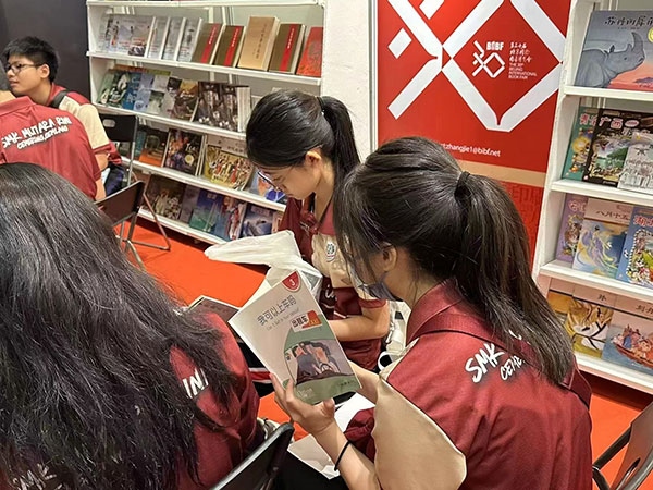 馬來西亞讀者在中國聯(lián)合展臺翻閱中國書籍。 中國圖書進(jìn)出口（集團(tuán)）有限公司供圖
