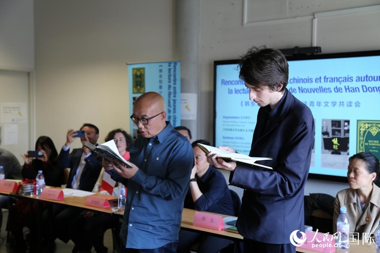 法國(guó)學(xué)子與作家韓東共讀小說(shuō)選段。人民網(wǎng)記者 于超凡攝