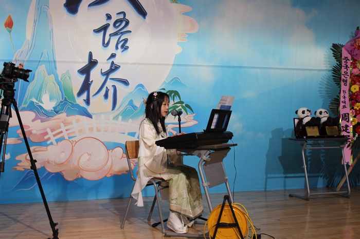 參賽選手在比賽中進(jìn)行中華才藝展示。