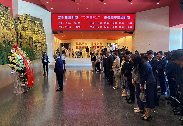 創(chuàng)價(jià)學(xué)會(huì)會(huì)長(zhǎng)原田稔及青年代表團(tuán)向中國(guó)人民抗日戰(zhàn)爭(zhēng)紀(jì)念館敬獻(xiàn)花籃。中國(guó)人民抗日戰(zhàn)爭(zhēng)紀(jì)念館供圖