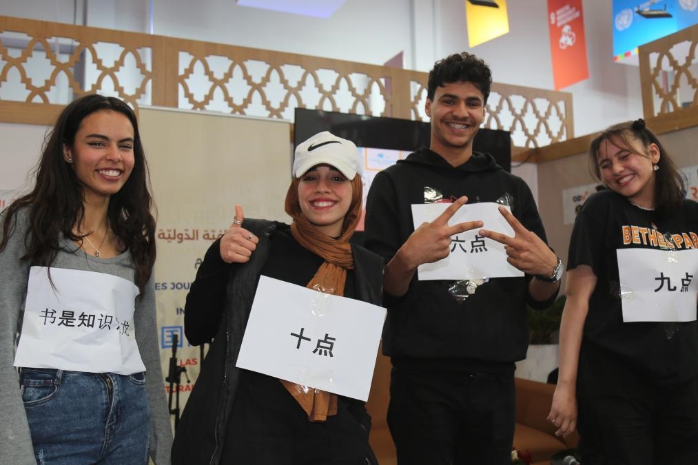 2024年4月24日，突尼斯高中生在首都突尼斯市舉辦的突尼斯國際書展上表演漢語節(jié)目。新華社發(fā)（阿代爾攝）