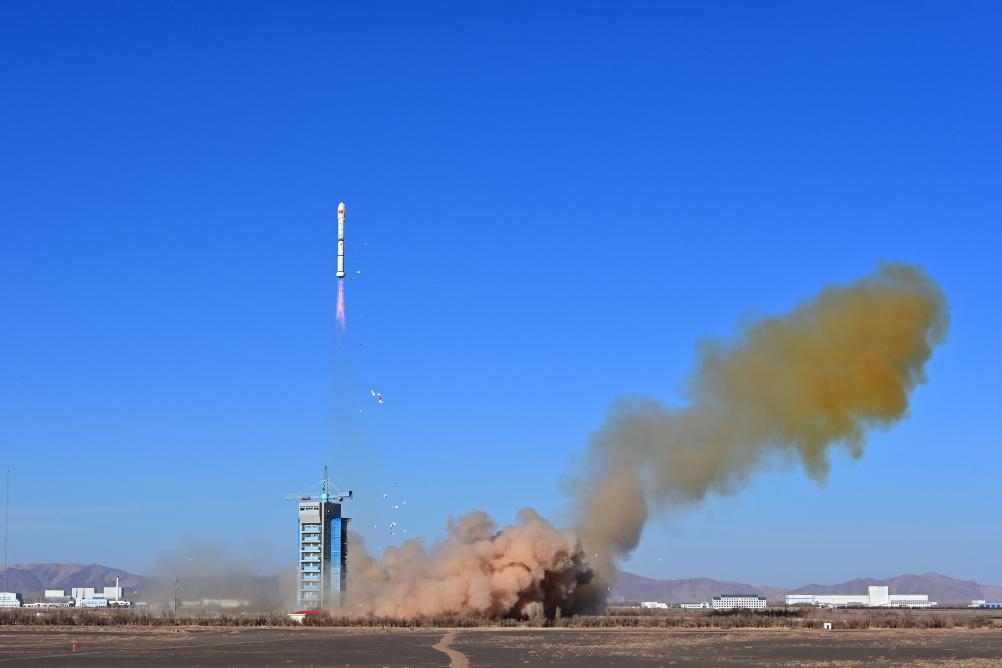 2023年12月4日，中國在酒泉衛(wèi)星發(fā)射中心使用長征二號丙運載火箭，成功將援埃及二號衛(wèi)星發(fā)射升空，衛(wèi)星順利進入預定軌道，發(fā)射任務獲得圓滿成功。新華社發(fā)（汪江波 攝）