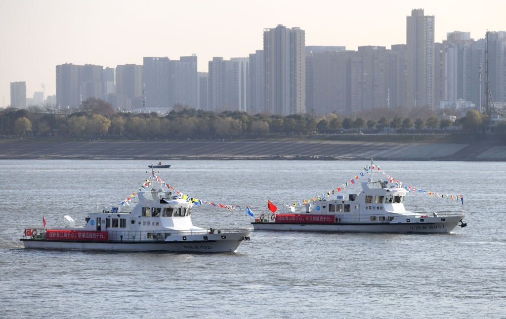 漁政執(zhí)法船隊從長江武漢段江面駛過，啟動長江流域重點水域“十年禁漁”（2020年12月31日攝）。新華社記者 程敏 攝