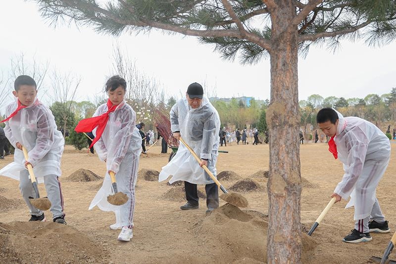 2023年4月4日，習(xí)近平總書(shū)記來(lái)到北京市朝陽(yáng)區(qū)東壩中心公園參加首都義務(wù)植樹(shù)活動(dòng)。這是總書(shū)記同孩子們一起植樹(shù)。
