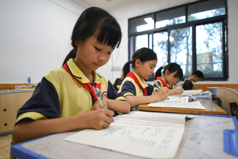 5月30日，學(xué)生在之江小學(xué)“留守兒童之家”寫作業(yè)。
