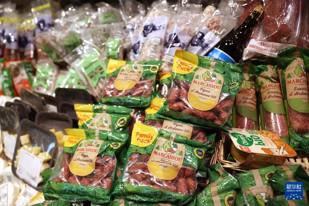 這是5月31日在比利時布魯塞爾一家超市拍攝的各類食品。新華社記者 趙丁喆 攝
