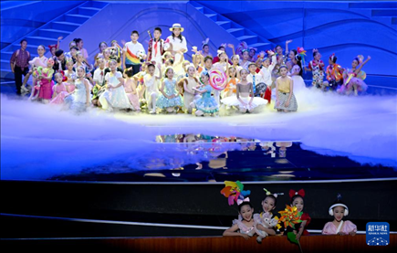 6月1日，演員在“我和祖國一起成長”主題演出活動中表演。新華社記者 金良快 攝