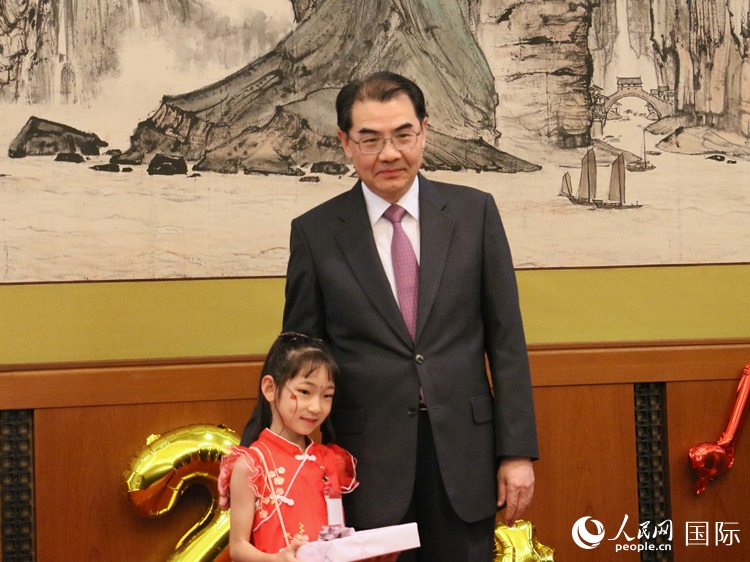 吳江浩大使向中文朗誦比賽獲獎(jiǎng)選手代表贈(zèng)送書籍。人民網(wǎng) 許可攝