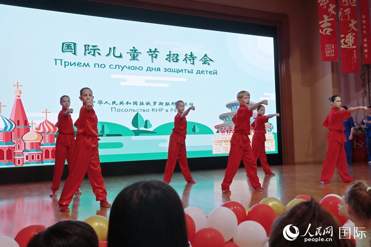 俄羅斯少年進行武術(shù)表演。人民網(wǎng)記者 隋鑫攝