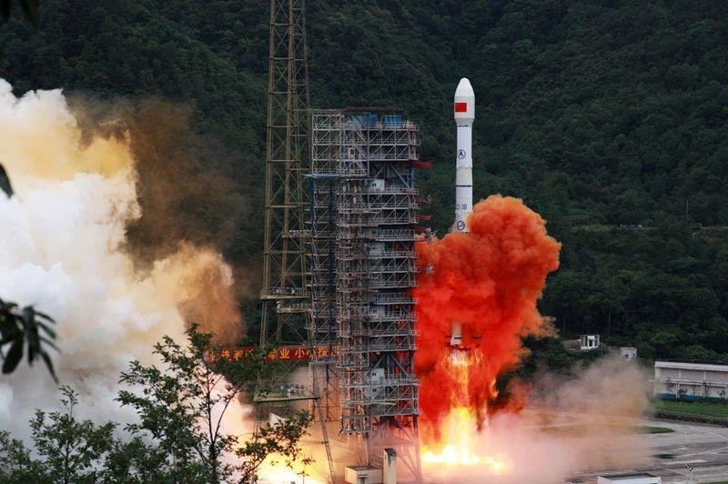△2020年6月23日，我國北斗三號全球衛(wèi)星導(dǎo)航系統(tǒng)最后一顆組網(wǎng)衛(wèi)星在西昌衛(wèi)星發(fā)射中心點火升空。同年7月，北斗三號系統(tǒng)正式開通全球服務(wù)，“中國的北斗”真正成為“世界的北斗”。