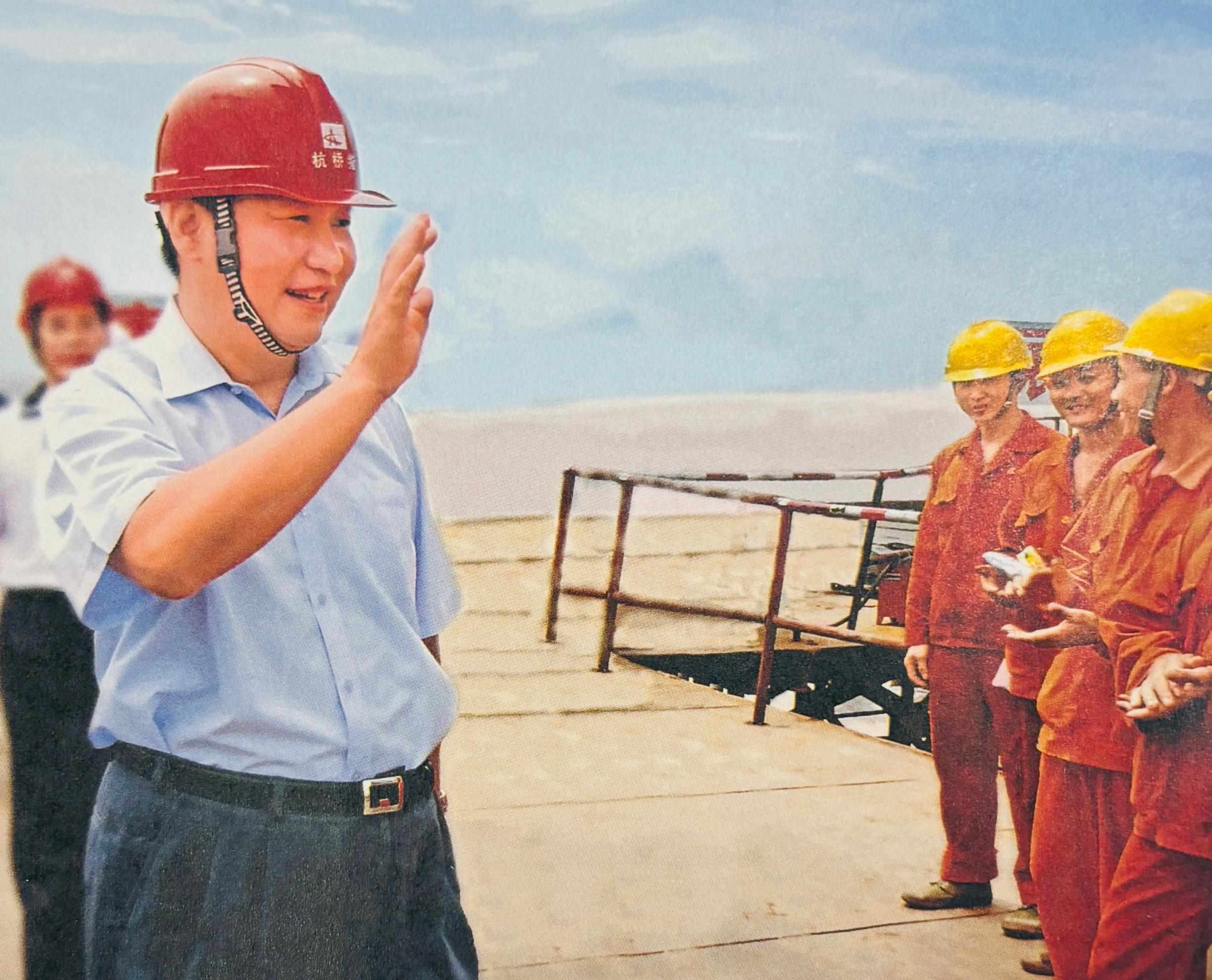 △2006年7月12日，習(xí)近平在杭州灣跨海大橋嘉興市海鹽段建設(shè)工地慰問工人。