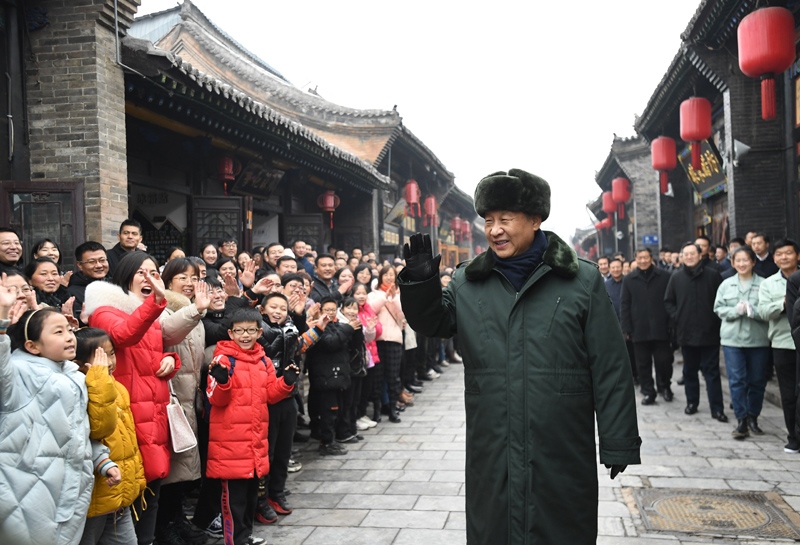 2022年1月27日，習近平總書記在山西平遙古城向現(xiàn)場群眾揮手致意。