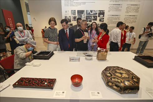 2023年5月28日，北京，推光漆器匠人為駐華使節(jié)展示技藝。
