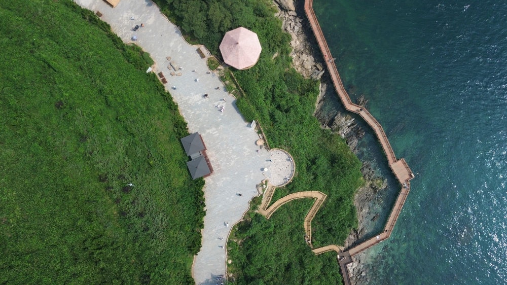 2023年8月16日，長?？h小長山島小水口森林公園一角（無人機照片）。新華社記者 陳為 攝