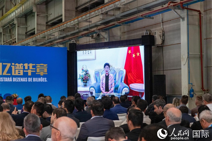 中國駐里約熱內(nèi)盧總領事田敏在視頻致辭中表示，中國是米納斯吉拉斯州第一大貿(mào)易伙伴和重要投資來源國。近年來，雙方在貿(mào)易投資、科技創(chuàng)新、裝備制造、人文交流等領域開展了富有成果的合作。 人民日報社拉美中心分社 威廉·科埃略·維亞納攝