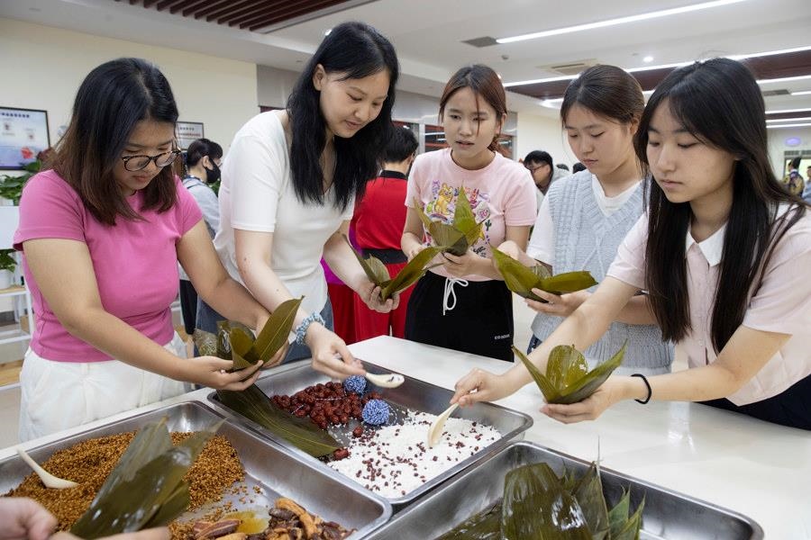 2024年6月1日，海峽兩岸青年學(xué)生在華東師范大學(xué)包粽子、做香囊，體驗(yàn)傳統(tǒng)文化。