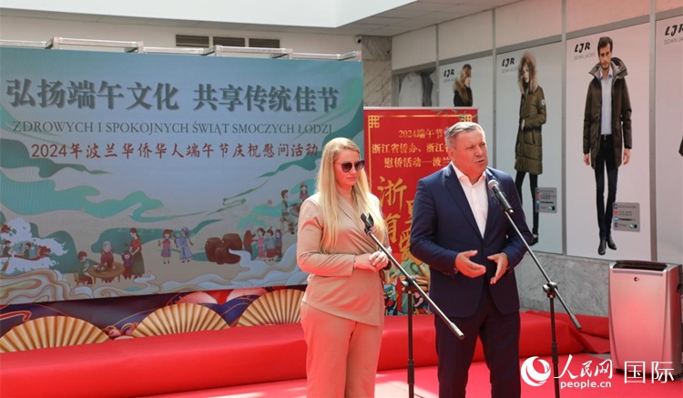 皮耶霍欽斯基（右）在活動上致辭。人民網(wǎng)記者 李增偉攝