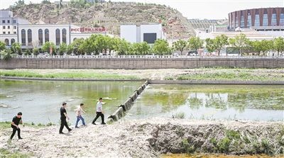  工作人員在內(nèi)蒙古呼和浩特市清水河縣城關(guān)鎮(zhèn)清水河河道巡查。新華社記者 貝赫攝