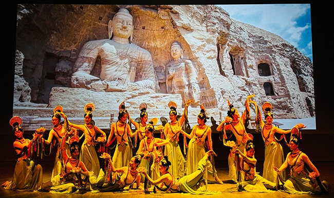 展演現(xiàn)場，同學(xué)們在表演節(jié)目《云岡飛天印象》。校方供圖
