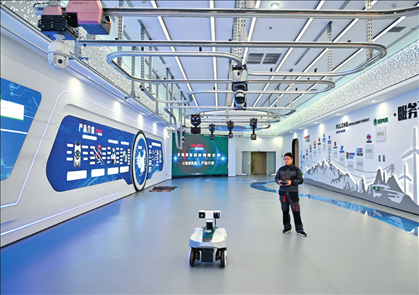 在雄安科創(chuàng)中心中試基地，北京普龍科技有限公司工作人員在展示巡檢機(jī)器人（2024年3月28日攝）牟宇攝/本刊