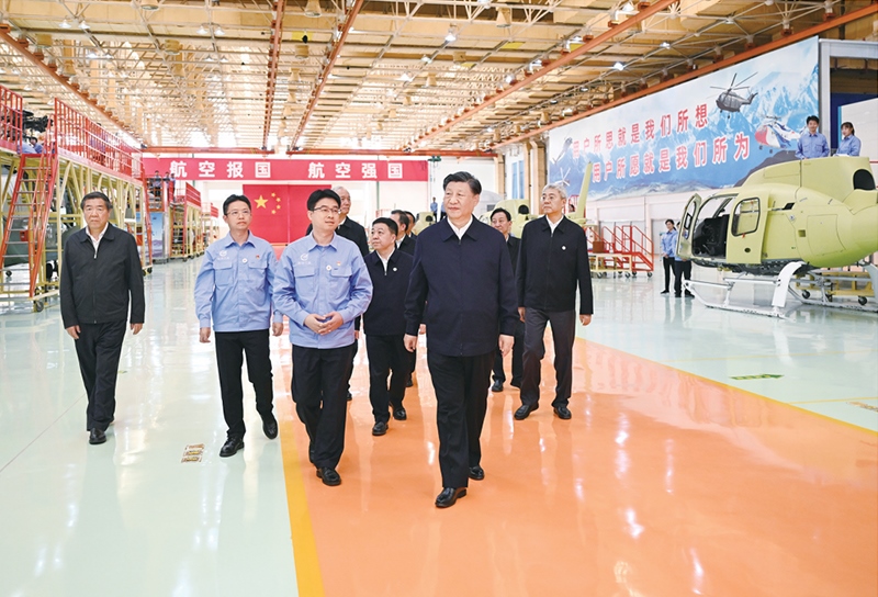 2023年10月10日至13日，中共中央總書記、國(guó)家主席、中央軍委主席習(xí)近平在江西考察。這是11日上午，習(xí)近平在景德鎮(zhèn)市昌河飛機(jī)工業(yè)（集團(tuán)）有限公司考察。 新華社記者 燕雁/攝