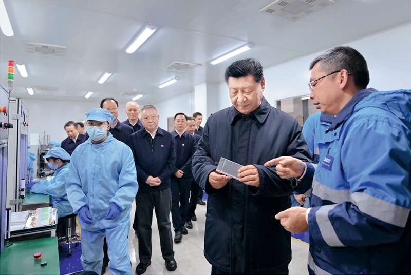 2024年3月18日至21日，中共中央總書記、國(guó)家主席、中央軍委主席習(xí)近平在湖南考察。這是18日下午，習(xí)近平在中德合資企業(yè)巴斯夫杉杉電池材料有限公司考察。 新華社記者 謝環(huán)馳/攝