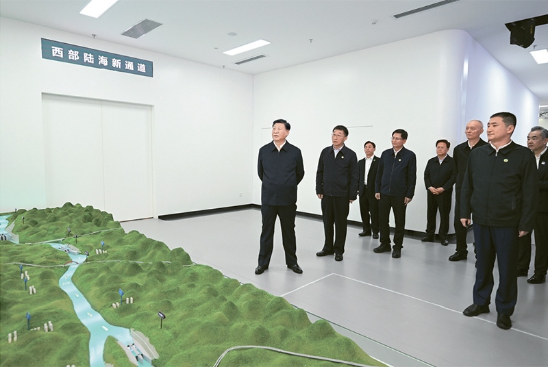 2023年12月14日至15日，中共中央總書記、國(guó)家主席、中央軍委主席習(xí)近平在廣西考察。這是14日上午，習(xí)近平在南寧市考察中國(guó)—東盟信息港股份有限公司，結(jié)合平陸運(yùn)河沙盤聽取西部陸海新通道骨干工程建設(shè)匯報(bào)。 新華社記者 謝環(huán)馳/攝