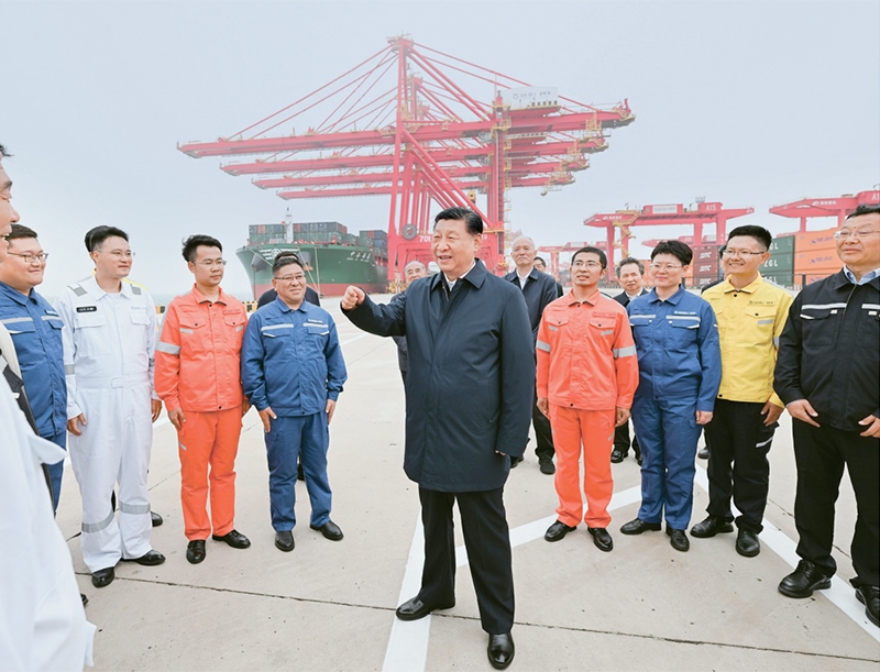 2024年5月22日至24日，中共中央總書記、國(guó)家主席、中央軍委主席習(xí)近平在山東考察。這是22日下午，習(xí)近平在日照港親切慰問(wèn)港口科技工作者、運(yùn)營(yíng)人員、航運(yùn)人員。 新華社記者 謝環(huán)馳/攝