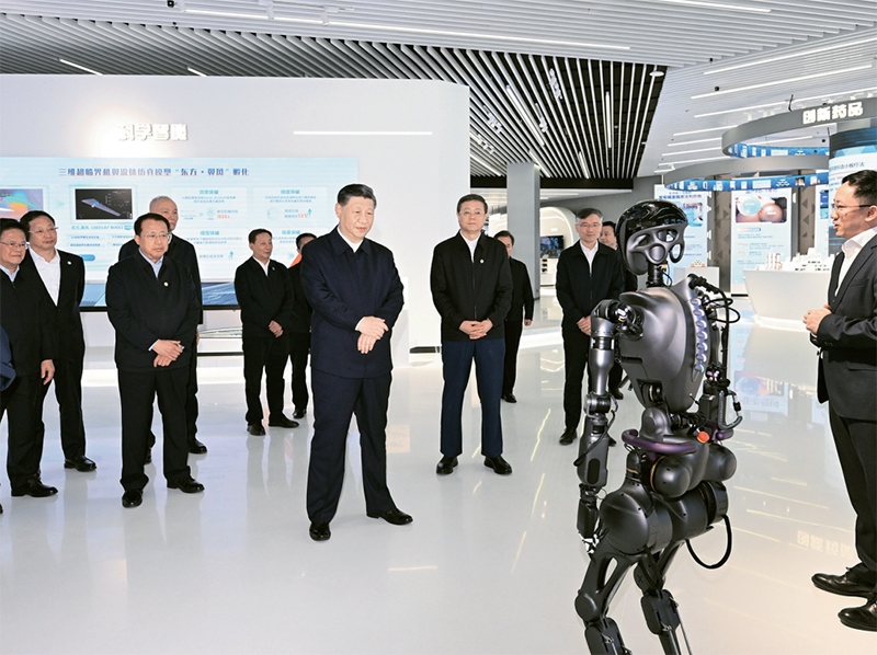 2023年11月28日至12月2日，中共中央總書記、國(guó)家主席、中央軍委主席習(xí)近平在上海考察。這是11月28日下午，習(xí)近平在浦東新區(qū)張江科學(xué)城參觀上?？萍紕?chuàng)新成果展。 新華社記者 謝環(huán)馳/攝