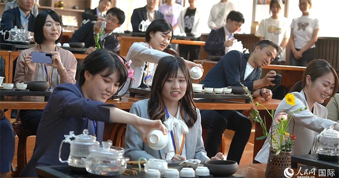 日本創(chuàng)價(jià)學(xué)會(huì)青年代表團(tuán)在新疆師范大學(xué)體驗(yàn)中國(guó)茶藝。人民網(wǎng)記者 張麗婭攝
