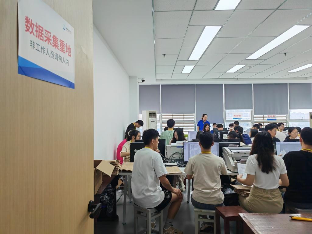 6月13日，在重慶市西南大學評卷點，工作人員正在進行試卷掃描工作。新華社記者 周思宇 攝