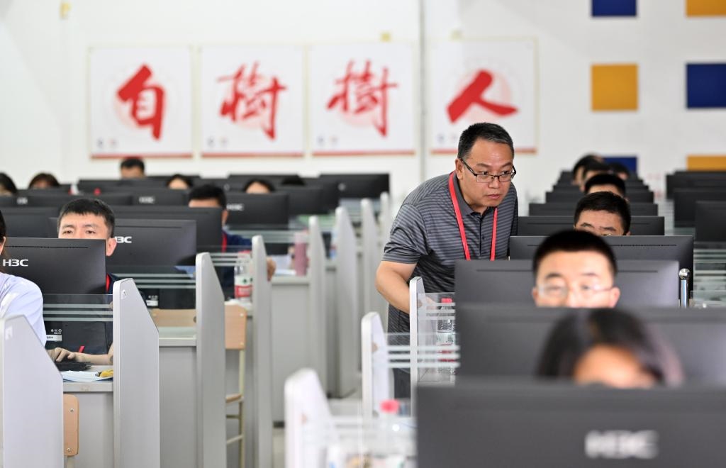 6月14日，評卷教師在天津師范大學評卷點評卷。新華社記者 李然 攝