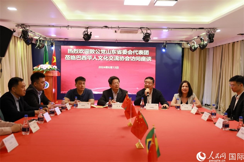 巴西華人文化交流協(xié)會主席上官劍鋒在座談會上致辭。人民網(wǎng)記者 宋亦然攝