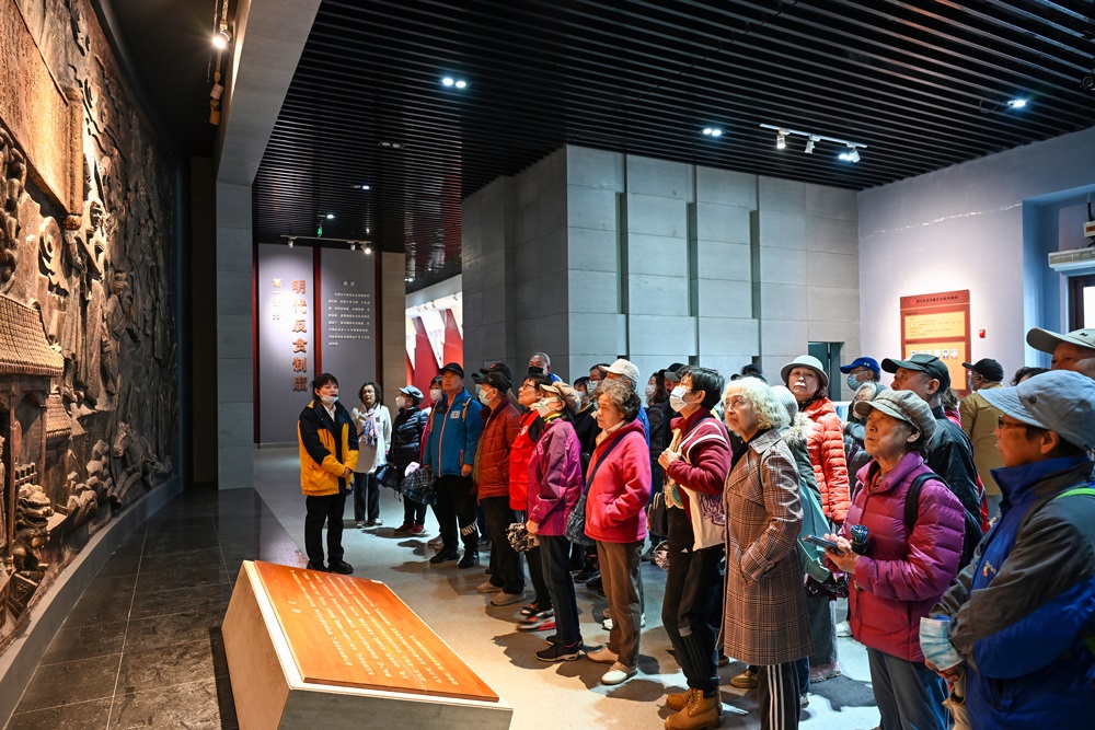 △ 2024年4月10日，北京朝陽區(qū)安慧里社區(qū)黨委組織離退休黨員參觀“明鏡昭廉”明代反貪尚廉歷史文化園。