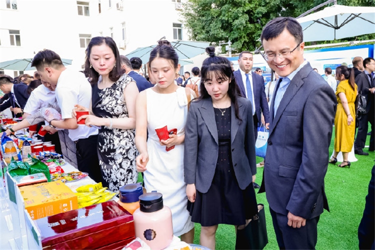 與會(huì)嘉賓參觀品鑒上合組織農(nóng)業(yè)基地特產(chǎn)。主辦方供圖