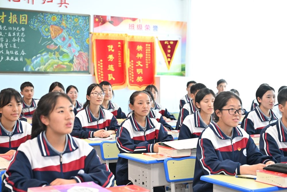 2024年6月18日，果洛西寧民族中學(xué)學(xué)生在上課。