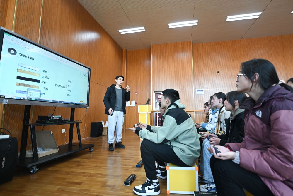 上海援青教師闞延俊在給學(xué)生上音樂(lè)課（2023年2月23日攝）。