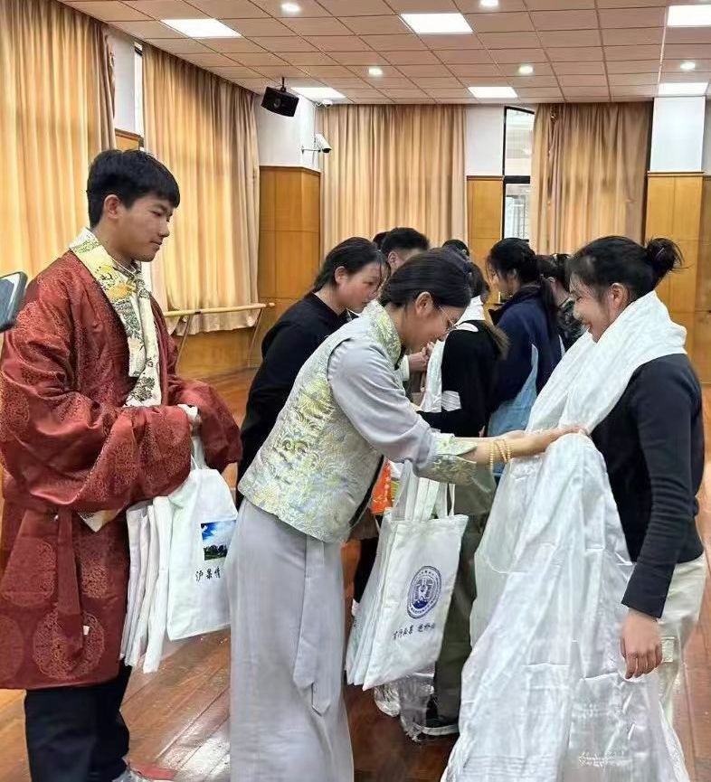 2024年1月18日，在上海市大同中學(xué)，果洛西寧民族中學(xué)學(xué)生給上海大同中學(xué)師生獻(xiàn)哈達(dá)。新華社發(fā)（果洛州教育局供圖）