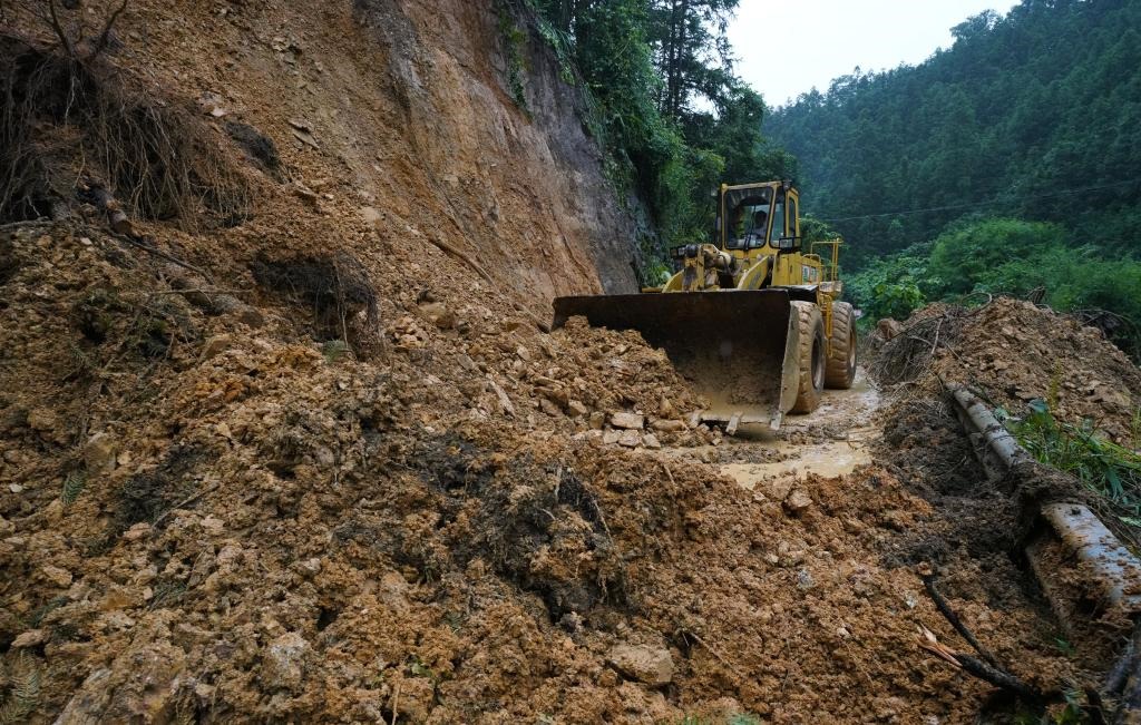 6月18日，在廣西融水苗族自治縣融水鎮(zhèn)新安村，一臺(tái)推土機(jī)在清理塌方路段。新華社發(fā)（龍林智攝）