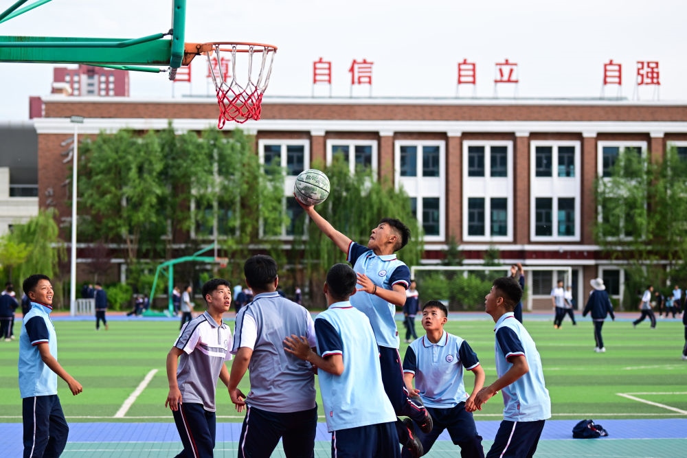 2024年6月18日，果洛西寧民族中學(xué)學(xué)生在打籃球。